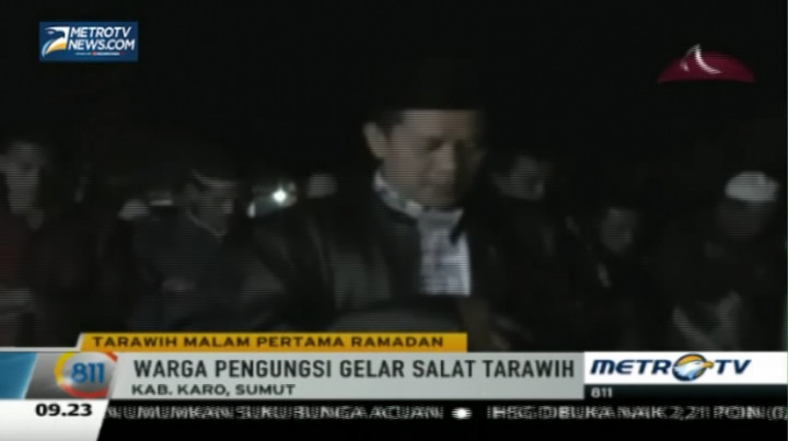 Tanpa Lampu Penerangan, Pengungsi Sinabung Tarawih Berjamaah di Tenda