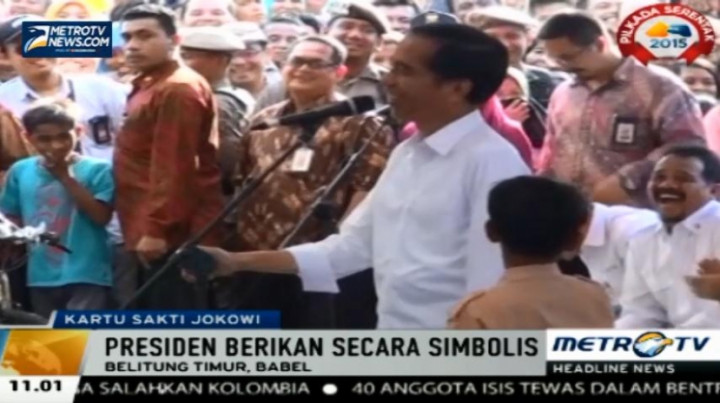 Jokowi Berikan Kartu Sakti pada Kunjungan ke Belitung
