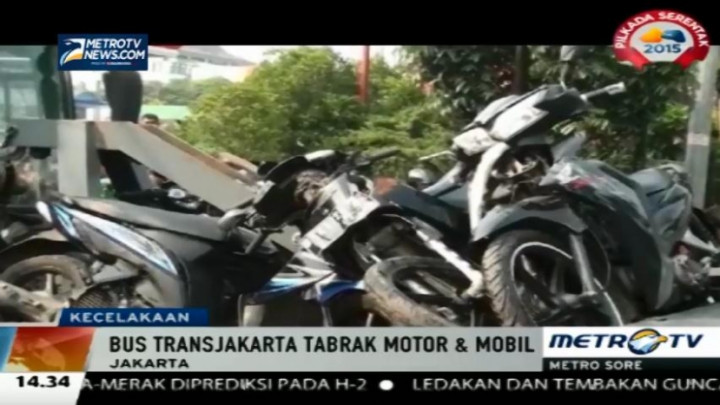 Rem Blong, Bus TransJakarta Tabrak Delapan Motor & Tiga Mobil 