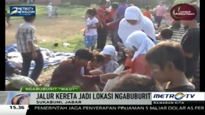 Ngabuburit, Warga Cibadak Padati Rel Kereta Api