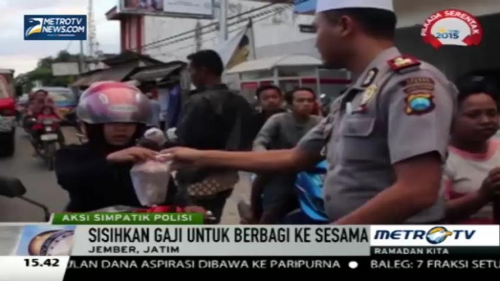 Polisi Jember Bagi-bagi Takjil kepada Sejumlah Pengendara