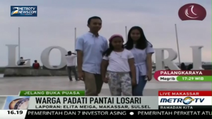 Jelang Buka Puasa, Warga Makassar Padati Pantai Losari