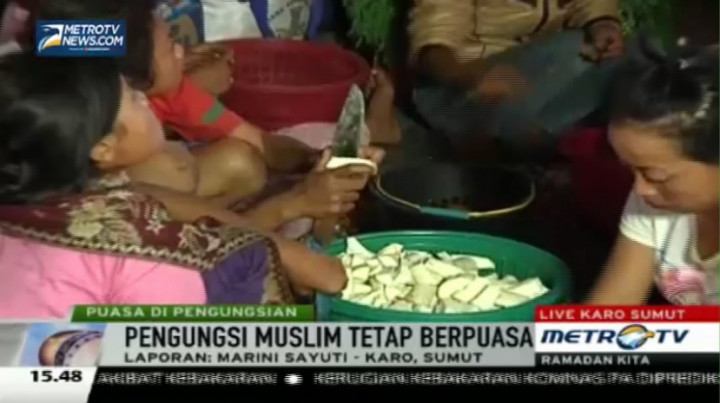 Jelang Buka Puasa di Posko Pengungsian Sinabung