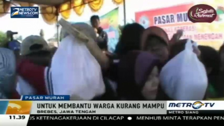 Ratusan Warga Brebes Berebut Sembako di Pasar Murah Ramadan