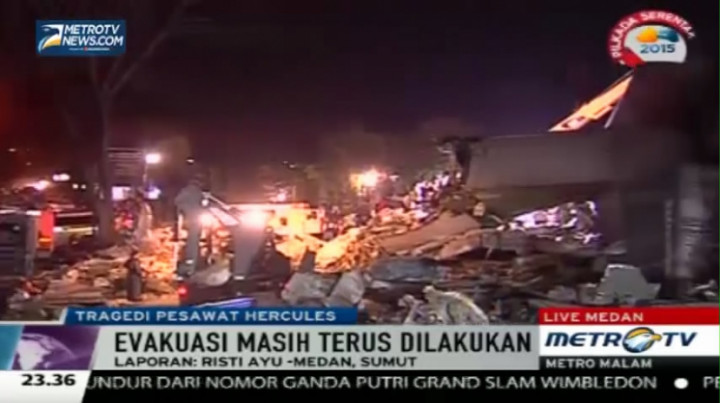 Baling-baling Pesawat Hercules Tersangkut di Atap Ruko