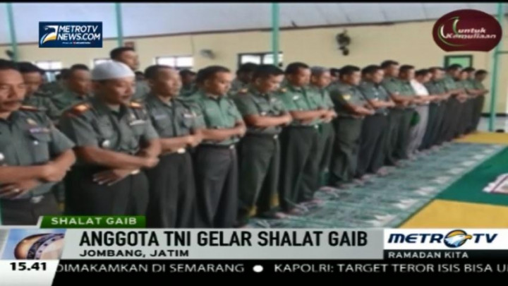Ratusan Anggota TNI Gelar Shalat Gaib untuk Korban Hercules