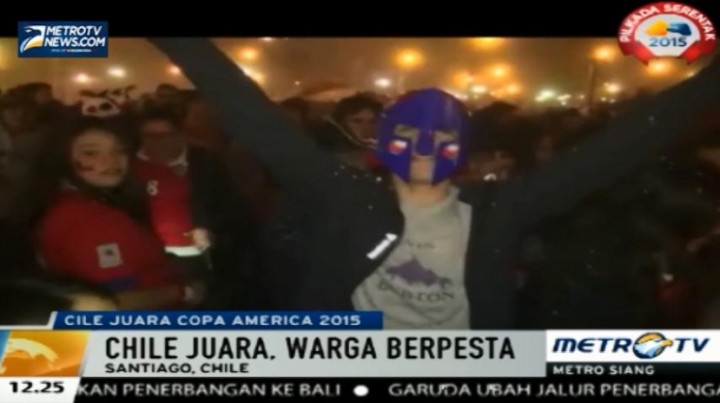 Warga Chile Tumpah Ruah di Jalan Kota Santiago