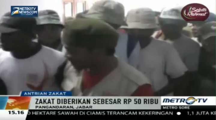  Ratusan Tukang Becak di Pangandaran Antri Terima Zakat