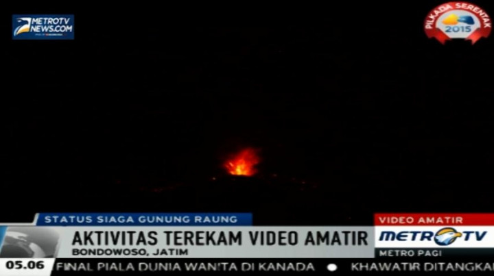 Lontaran Api Terlihat dari Kawah Gunung Raung