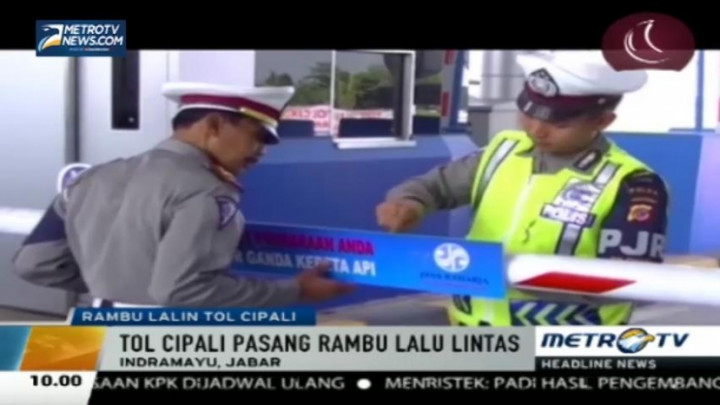 H-10 Lebaran, Polisi Pasang Rambu Lalu Lintas di Tol Cipali
