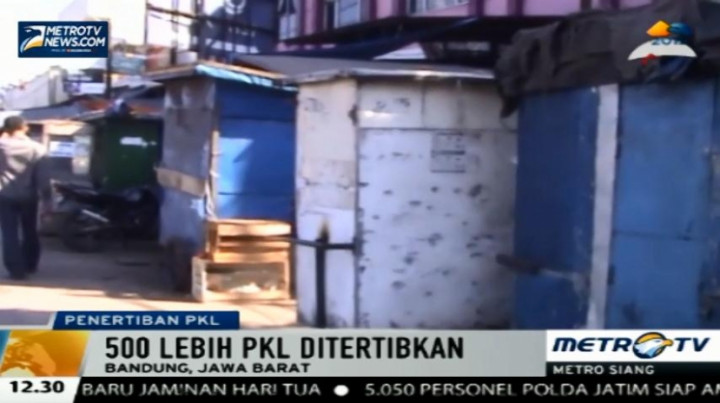 Pembongkaran Kios Sepanjang Jalan Raya Bandung-Garut Ditolak Pemilik