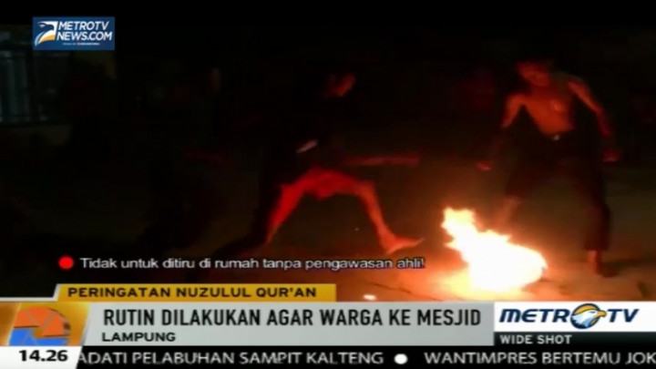 Agar Menarik Perhatian Warga, Para Pemuda Ini Bermain Sepak Bola Api 