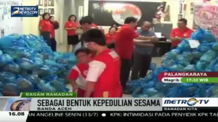 Kaum Tionghoa Bagikan Sembako untuk Warga Aceh