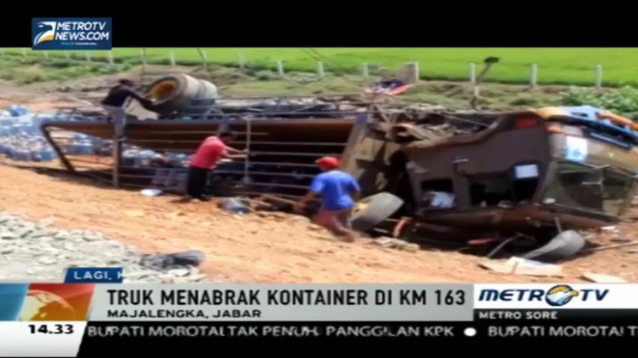 Truk Angkutan Barang Tabrak Tronton di Tol Cipali