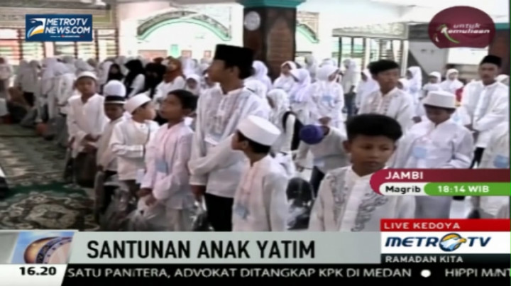 Ratusan Anak Yatim dan Dhuafa di Kedoya Terima Zakat