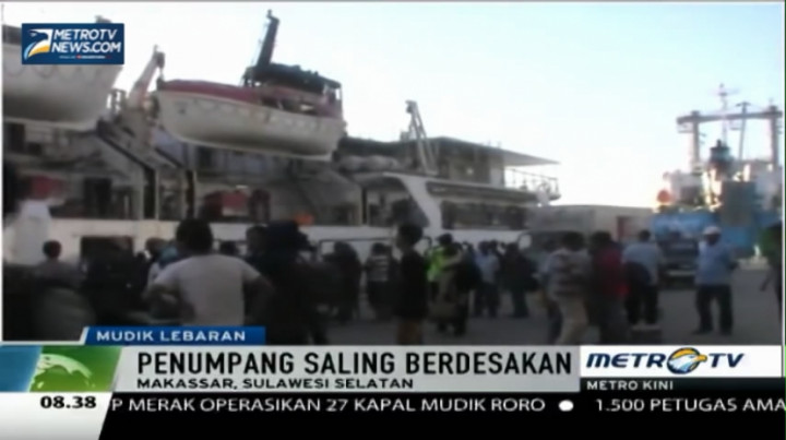 Saling Berdesakan, Seorang Penumpang Kapal Jatuh Pingsan