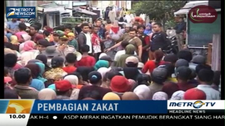 Warga Gresik Berdesakan Antre Pembagian Zakat