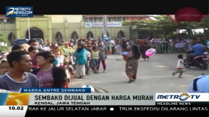 Demi Sembako Murah, Warga Kendal Rela Antre Panjang 