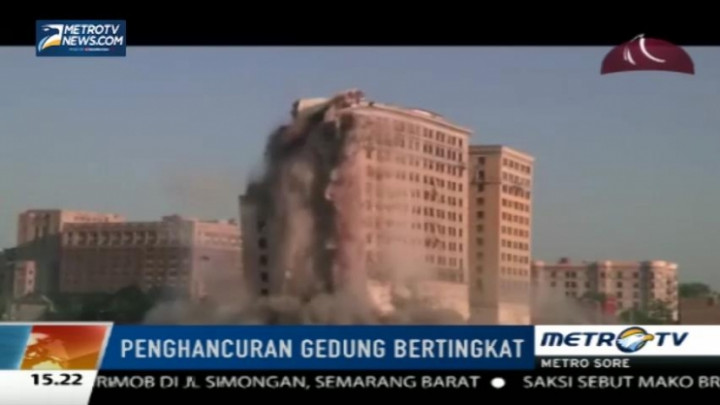 Bangunan Berlantai 13 di Amerika Dihancurkan