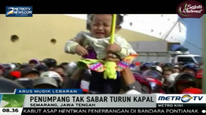 Tak Sabar Turun Kapal, Seorang Balita Terjepit Antrean