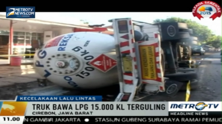 Truk Bermuatan 15 Ribu Kiloliter LPG Terguling di Cirebon
