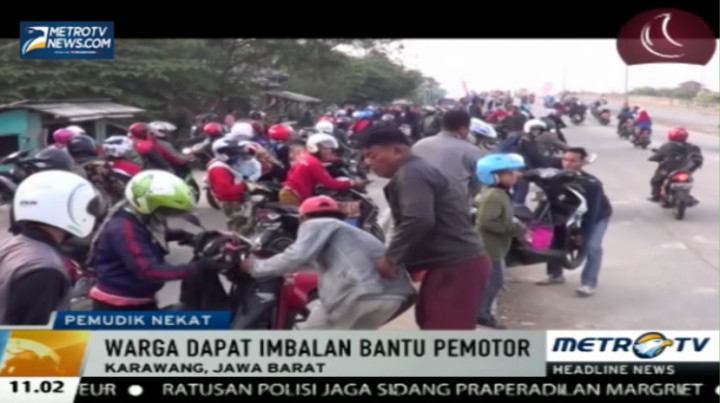 Macet Parah, Pemudik Motor Nekat Keluar Jalur Khusus Roda Dua