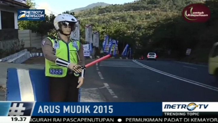 Agar Pemudik Waspada, Polres Bandung Gunakan <i>Manekin</i> Polisi 
