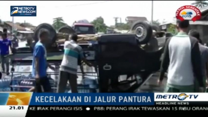 Ban Pecah, Mobil Bermuatan Galon Terguling di Pantura Subang