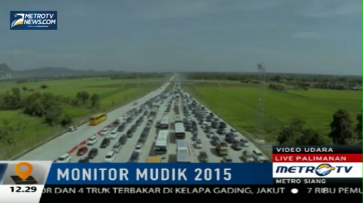Pantauan Udara Arus Mudik di Gerbang Tol Palimanan