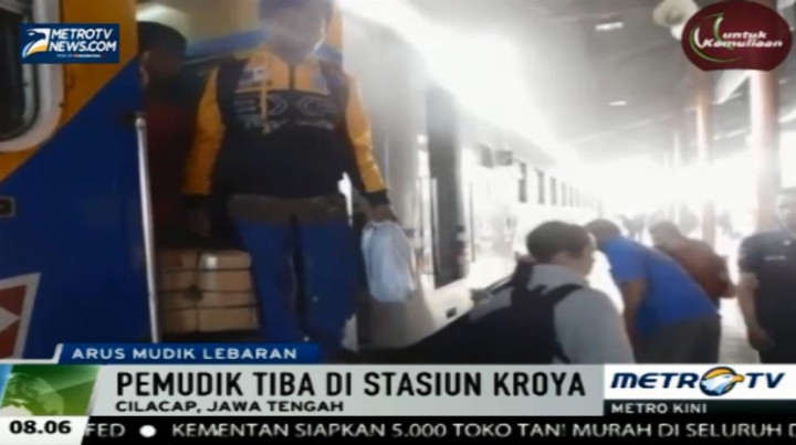 Ribuan Penumpang dari Jakarta dan Bandung Tiba di Stasiun Kroya-Cilacap