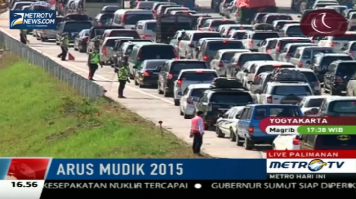 Banyak Pemudik Beristirahat di Bahu Jalan Tol Palikanci 