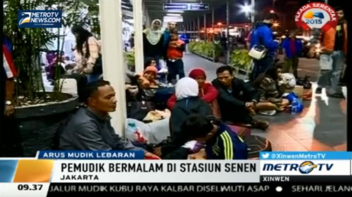 Khawatir Ketinggalan Kereta, Pemudik Bermalam di Stasiun Senen