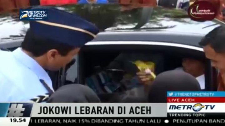 Jokowi Bagikan Kaus dan Buku pada Anak-Anak Aceh