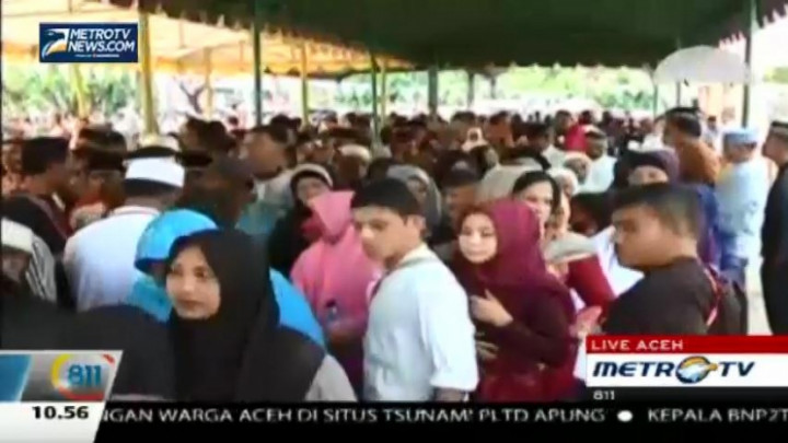 Usai Salat Id, Jokowi Bagi-bagi Sembako di Dua Wilayah di Aceh