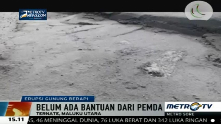 Warga Ternate Bersihkan Abu Vulkanik Tanpa Bantuan Pemerintah