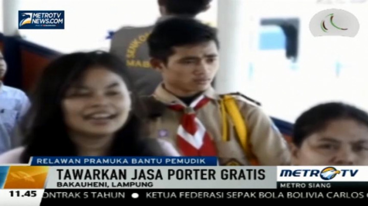 Relawan Pramuka Bantu Pemudik di Pelabuhan Bakauheni