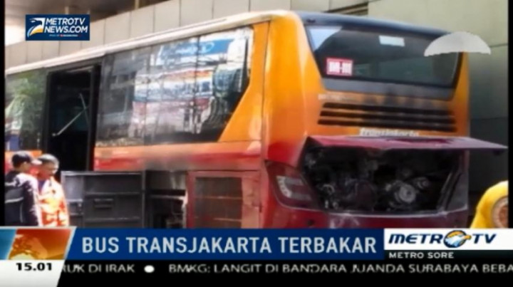 Bus TransJakarta Terbakar di Stasiun Jatinegara 2