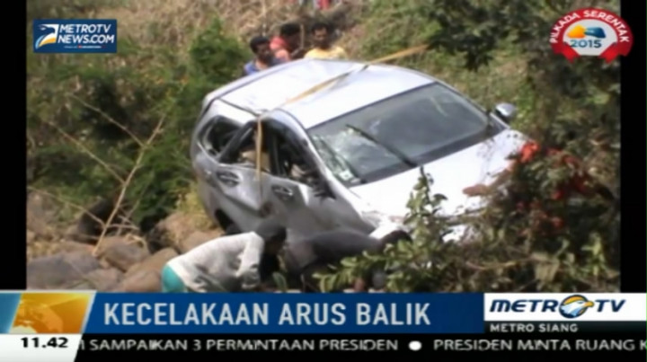 Coba Hindari Macet, Mobil Ini Terjun ke Sungai 