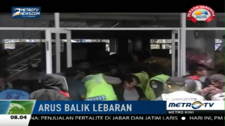 Ribuan Penumpang Berebut Keluar Pelabuhan Tanjung Perak