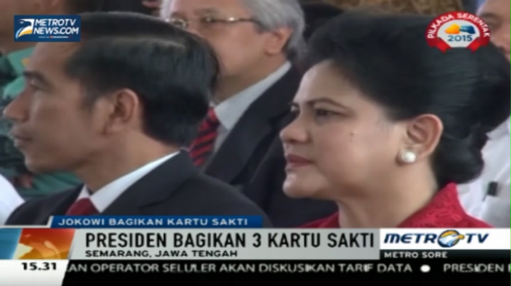 Jokowi Bagikan Sembako dan Kartu Sakti di Semarang
