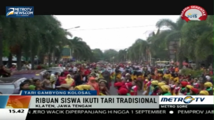 Ribuan Siswa Klaten Menari Gambyong Kolosal di Jalan Raya