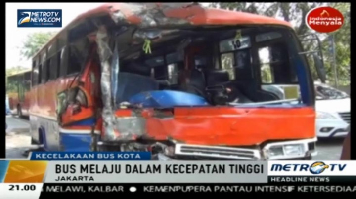 Ugal-ugalan, 2 Bus Kota Kecelakaan di Jalur TransJakarta