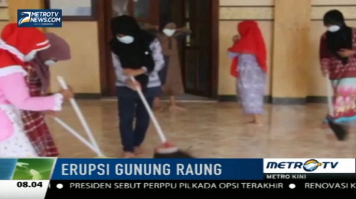 Hujan Abu Vulkanik Ganggu Aktivitas Warga Banyuwangi 