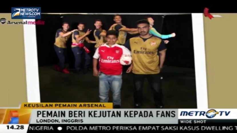 Jahil, Sejumlah Pemain Arsenal Lakukan Aksi <i>Photobomb</i> ke Suporter