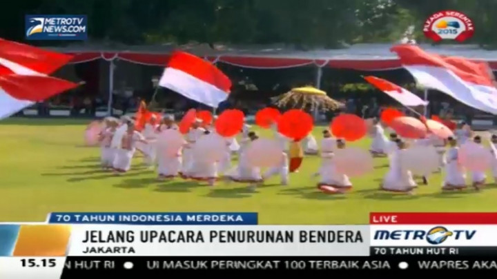 Pertunjukan Kesenian Jelang Upacara Penurunan Bendera di Istana 