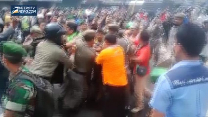 Aksi Rusuh Warga Tolak Penggusuran Kampung Pulo