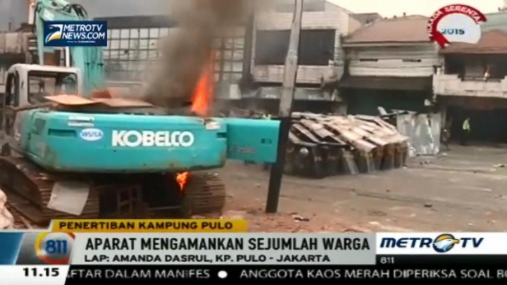 Eskavator Dibakar Warga, Penggusuran Kampung Pulo Dihentikan