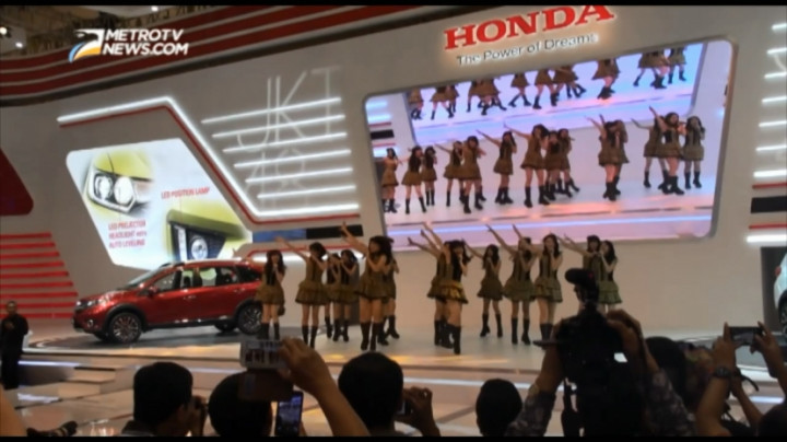 JKT48 Menggoyang Panggung Honda di GIIAS 2015 