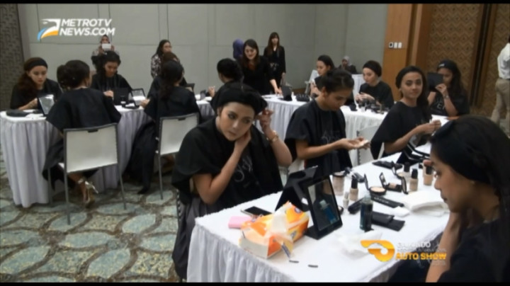 Yuk Intip Para SPG GIIAS 2015 Berdandan