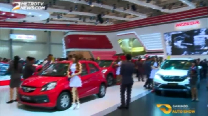 Dua Primadona Ini Berebut Perhatian di GIIAS 2015 